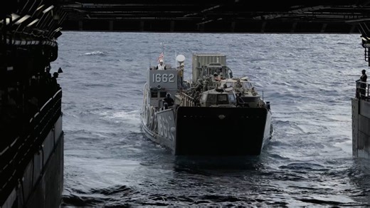 El USS Fort Lauderdale realiza operaciones de LCU y vuelos