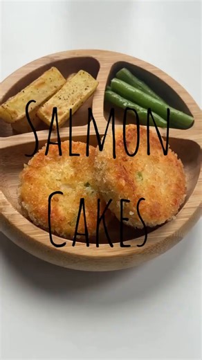 These salmon cakes are a great way to repurpose leftover salmon filets! Everything comes together in one bowl and is lightly pan-fried to form these crisp on the outside, tender on the inside patties! Recipe linked below! 👇️ https://feedingtinybellies.com/salmon-cakes/ | Feeding Tiny Bellies
