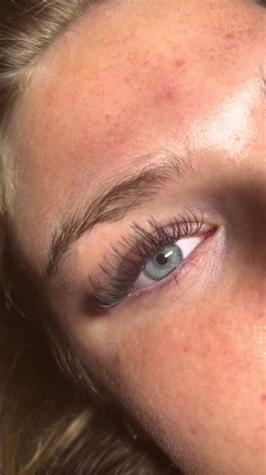 Another chunky volume attempt 🤩🤩 📍Located in Kenosha, WI #lashtech #lashartist #wispylashes