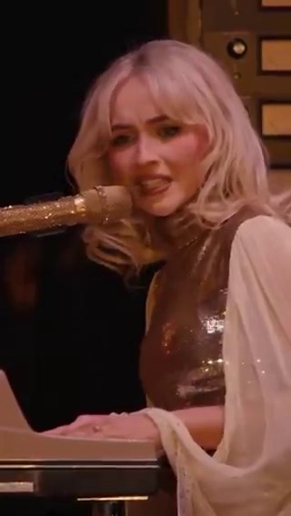 Amerikalı şarkıcı Sabrina Carpenter, sahne performansı sırasında zılgıt sesi duydu.SC: "Hiç hoşuma gitmedi"S: "Bizim kültürümüz"SC: "Kültürünüz mü?" S: "Bu bir kutlama"SC: "Neler oluyor? Bu çok tuhaf"