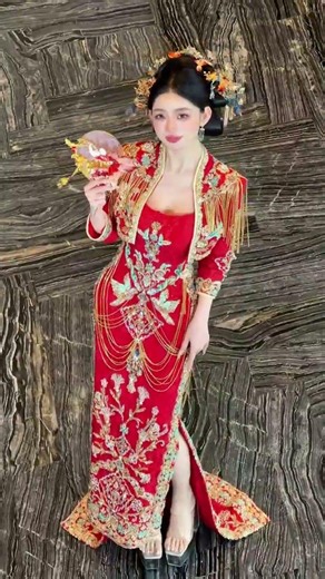 🏮 Luxurious red three-piece oriental bridal gown with gold tassel details