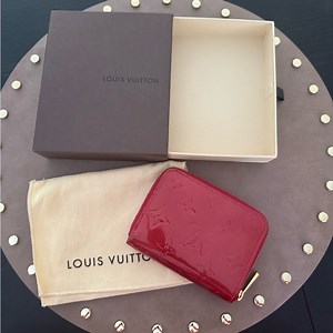 Authentic Pre-Loved LOUIS VUITTON Vernis Zippy Coin Purse in Pomme D'Amour