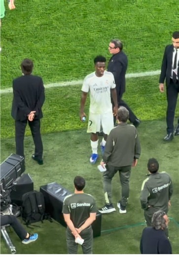 Deportividad final entre el Cholo y Vinicius… Saludan a sus compañeros y a vestuarios 👀🔥