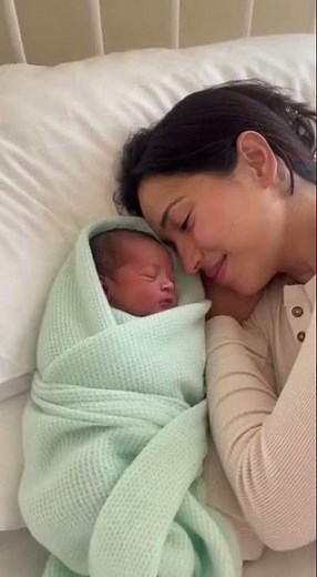 Mom’s First Kiss to Her Baby 😭❤️ A Moment to Remember