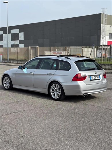 GM AUTO PROPONE BMW 330d Touring Allestimeno ATTIVA 231 CV Trazione posteriore anno 2006 con 260000 km al prezzo di 5900€ UNICO PROPRIETARIO CON TAGLIANDI CERTIFICATI Cambio automatico Fari Xeno Interni in mista pelle Clima bizona Gomme 80% Michelin Doppia chiave Appena igienizzata GARANZIA 12 mesi by @moove.srl TELEFONARE PRIMA DI VENIRE accettiamo permute Riceviamo solo su appuntamento Consegnamo in tutta Italia ( previo accordi ) Per info GIOVANNI 3409817823 STEFANO 3402887013 Ci possono esse