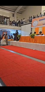 322K views · 10K reactions | ‎六‍六‍✊Estudante recebe diploma de licenciatura no dia do seu casamento! Rompemos o protocolo, abrimos os anais da História académica angolana para registar um feito inigualável, invejável, inspirador e sensacional. Lágrimas escorriam entre os colegas, um delírio de emoções envolveu o anfiteatro, estávamos todos em pé! fantástico. Parabéns aos jovens desta geração. | ISCED | Facebook