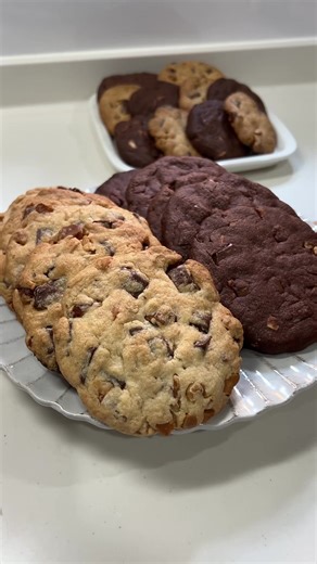 @TikTok Japanに返信 バレンタインにアメリカンクッキー作ってみた！ バターを常温に戻さなくていいから、すぐ作れるよ🍪 大きめクッキー 8〜10枚 ・薄力粉 200g ・上白糖 60g ・冷えた無塩バター 100g （１ｃｍ角に切ったもの） ・砕いたナッツ 80g ・砕いたチョコレート 100g ・牛乳 大さじ2 180度に予熱したオーブンで、18〜20分焼いてね。 ココア味 ・薄力粉 180g ・無糖ココア 20g ・上白糖 60g ・冷えた無塩バター 100g （１ｃｍ角に切ったもの） ・砕いたナッツ 80g ・砕いたチョコレート 100g ・牛乳 大さじ2 @TikTok Japan さんありがとうございました🌟 #バレンタイン #クッキー作り