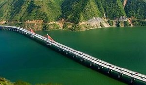 Yaxi Highway: A 'Ladder-like Sky Road' Yaxi Highway, a 240-kilometer-long road connecting Ya'an and Xichang in southwest China's Sichuan province, has been called a "ladder-like sky road". The road is a combination of viaducts and tunnels, reaching an altitude of 3200 meters at its high point. The road is known not only for its engineering excellence, but also for the breathtaking natural scenery surrounding it along the way. #ChinaFromAbove | iPanda