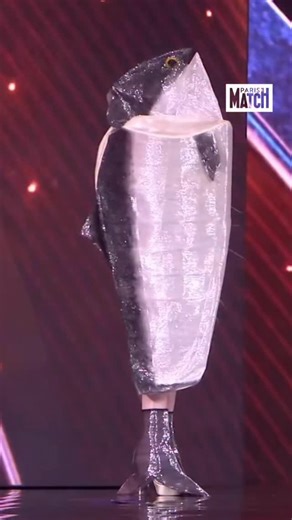 Miss Norvège fait sensation en saumon pour Miss Univers ! 🐟🇳🇴 Lors du tableau des costumes nationaux, moment le plus spectaculaire et parfois le plus déroutant de Miss Univers, les candidates rivalisent chaque année d’exubérance. Cette année, c’est Miss Norvège qui a remporté la palme de l’originalité en apparaissant… en saumon. Un clin d’œil assumé à l’emblème national, qui prouve qu’au concours Miss Univers, certains n’ont pas peur de nager à contre-courant ! 🎥 Miss Universe / Telemundo |
