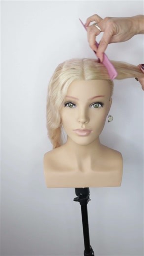 Sleek ponytail with a perfect middle part ✨ | Trencita