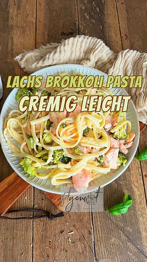 Sandra Wall | Gesund kochen mit Thermomix® on Instagram: "Nudeln in einer Brokkoli- Lachs Creme 🥦 Das müsst ihr unbedingt ausprobieren 😍ihr werdet es lieben😋🤩 Abspeichern nicht vergessen ‼️ So gehts 1. 1 Zwiebel, halbiert und 1 Knoblauchzehe in den Mixtopf geben und 5 Sekunden/Stufe 5 zerkleinern und mit dem Spatel nach unten schieben. 2. 10 g Olivenöl zugeben und 3 Minuten/120°C/Stufe 1 dünsten. 3. 500 g Wasser + 2 TL Gewürzpaste zugeben. In den Varoma Behälter 450 g kleine Brokkoli Röschen