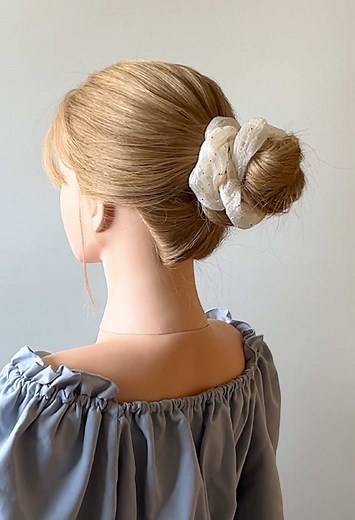 【弛んでない？】シュシュでおだんごヘアつくるときの結び方👇️ シュシュがずり落ちてしまう人や、お団子が崩れやすい人にもおすすめ。 上下に分けた髪を組み合わせることで、シュシュの滑り落ちを防ぎつつ、崩れにくい安定したお団子を作るアレンジです。トップのお団子に下の毛束を通すことで土台がしっかりとし、ふんわりとしたボリューム感も出せます。 ■用意するもの ・シリコンゴム: 1個 ・シュシュ: 1個 ・ダッカール（ヘアクリップ）: 1個 ■アレンジ手順 ・耳より上の髪をまとめ、ヘアゴムで結びます。 ・最後まですべて通しきらず、小さな輪っか状のお団子を作ります。 ・作ったお団子の毛束をヘアクリップで上に仮留めしておきます。 ・残った下の髪ヘアゴムで結び、上と同じように小さな輪っか状のお団子を作ります。 ・上下のお団子を１つにまとめ、シュシュで結びます。 ・余った毛束を根元に巻き付けてから毛先をシュシュの内側に入れ込みます。 ・最後にシュシュの形を整え、全体のバランスを見ながら髪を軽く引き出します。 #ヘアアレンジ #ダイソー購入品 #ロングヘア #お団子ヘア #簡単ヘアアレンジ