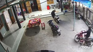 Ba cô con gái 23 tuổi, 27 tuổi và một đứa 36 tuổi đã có chồng và hai con. Ấy vậy mà nghe tiếng xe mẹ về là cả ba đều bỏ chạy theo quán tính 🤣 | Hà Nội Của Tôi