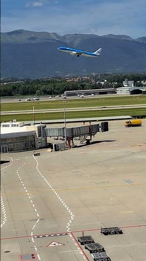 Impressionnant décollage de KLM à l’aéroport Genève Cointrin Suisse #suisse #aviation