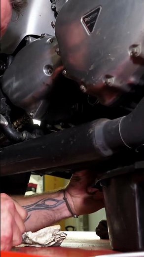 Le secret d’une vidange réussie sur ta moto ! 🛠️🏍️