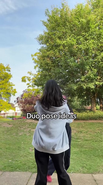 Creative Duo Pose Ideas for Photo Sessions