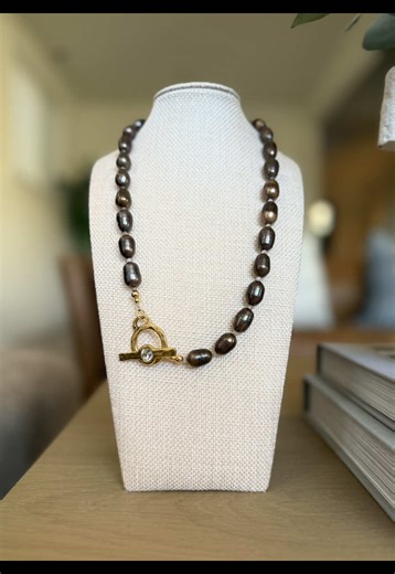 These freshwater pearls in the chocolate color are 🤌🏻 I used smoky quartz spacer beads for extra sparkle and then a front toggle clasp that can either be a statement, or tucked in the back to keep it simple! We could even add a charm if you wanted, but I thought the toggle spoke for itself. #triojewelry #beadedjewelry #pearlnecklace
