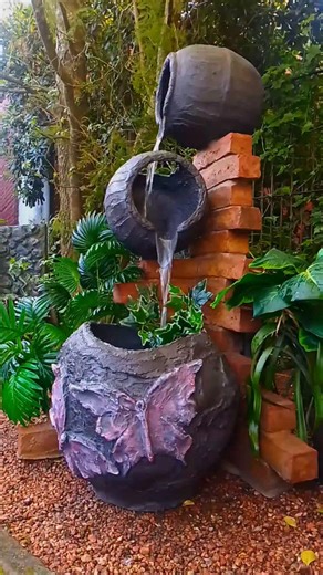 🔸 FUENTE DE AGUA CANTAROS GRIS🔸 🌿 ¿Cuál es el mejor lugar para poner una fuente de agua? 🍃 No cualquier lugar del hogar es ideal para instalar una fuente. Y de hecho existen consejos para diferentes sectores. 🌿 Según la teoría del feng shui, la presencia de alguna fuente de agua es un aspecto fundamental en el hogar. Y cuanto mayor sea la cantidad de agua, mejor es la calidad de vida. 🍃 Colocar una fuente de agua en el hogar no solo tiene un gran efecto decorativo, sino que la filosofía fe