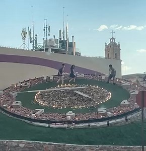 Menores fueron captados en video mientras vandalizaban el reloj monumental frente a la Plaza Bicentenario ⌛️. Lo acaban de rehabilitar y ya lo están destrozando 🧱❌. 📹¿Quién tiene la culpa aquí? ¿Los niños… o los adultos que no los educan? 🤷‍♂️ | Codigo 13 Parral