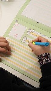 Der Buchstabe C ist an der Reihe ! ✍️✨ Wir machen weiter mit dem Pelikan griffix® Tintenschreiber, der ideal für Schreibanfänger ist. Vielleicht passt unsere Art, das Alphabet zu entdecken, ja besonders gut zu euren Kleinen und macht ihnen das Lernen noch leichter und schöner. 💛 | Pelikan Deutschland