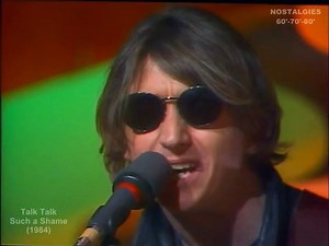 80's... "Such a Shame" : tube new wave dont le texte fut inspiré par "L'Homme-dé" ("The Dice Man"), un roman écrit en 1971 par George Powers Cockcroft sous le pseudonyme de Luke Rhinehart... Une pensée particulière pour Mark Hollis, chanteur et leader du groupe Talk Talk, qui vient de nous quitter à l'âge de 64 ans... #MarkHollis #TalkTalk | Nostalgies 60'-70'-80'