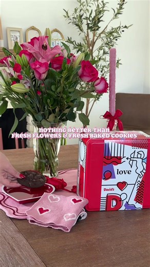 🍪 ♥️💐We partnered with BloomsyBox to bring together two little joys that make a moment feel extra special: fresh flowers fresh baked cookies! A reminder that love often shows up in the simplest, sweetest ways. ✨ Winner will receive: 💐A beautiful bouquet from BloomsyBox 🍪A delicious cookie assortment from David’s Cookies How to enter: • Follow @BloomsyBox & @DavidsCookiesOfficial • Like this post • Tag a friend who deserves flowers & cookies • Comment who you’d gift this to 💌 🗓️ Giveaway ru