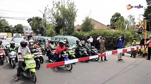 118K views · 1.1K reactions | Dahulukan Perjalanan Kereta Api...