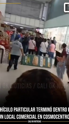 Cali OK Noticias on Instagram: "Hace pocos minutos, un vehículo particular terminó chocando con un almacén en el centro comercial Cosmocentro, al sur de Cali. Según testigos, una señora perdió el control del mismo y prácticamente quedó en Menta Novedades. 🆗"