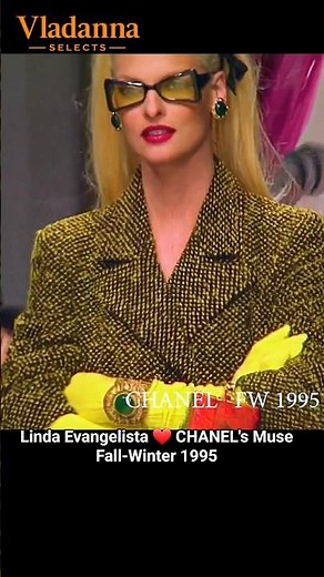 1995 • Linda Evangelista Captivates on the CHANEL Runway • Fashion History FW Paris