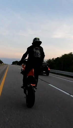 Insane highway wheelie on ktm super duke 1390