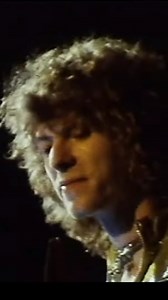 David Bowie & The Hype "Waiting For the Man" David Bowie, alias Space Star/Rainbowman - vocals, 12-string guitar Mick Ronson, alias Gangsterman - Les Paul guitar Tony Visconti, alias Hypeman - bass guitar, vocals John Cambridge, alias Cowboyman - drums (until April 1970) Mick 'Woody' Woodmansey - drums (from April 1970) Benny Marshall - vocals, harmonica (from November 1970) . . #davidbowie #bowie #thehype #tonyvisconti #mickronson #davidbowieforever #bowieforever #rock #davidbowiefan #starman #