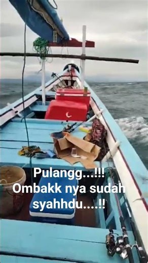 Di ombang ambing ombak di tengah...!!!#anginbarat #ombakbesar #mancingmania #fishing