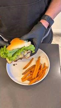 Smash burgers inside the house… and yeah, the smoke alarm might go off 🔥🍔