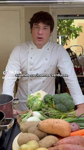 🌱 La tierra te dice cómo cocinar En la cocina, nada es casualidad. Cada alimento trae escrita su propia lógica, solo hay que aprender a leerla. Las raíces y bulbos —patatas, zanahorias, nabos, cebollas— viven bajo tierra, protegidos y acostumbrados a cambios de temperatura lentos. Por eso, cuando los cocemos, agradecen empezar en agua fría. El calor sube poco a poco, penetra hasta el centro y la cocción queda uniforme, sin pieles que se rompen ni centros duros. En cambio, todo lo que crece sobr