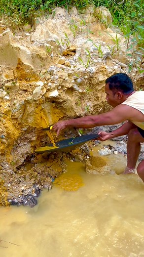 1M views · 6.5K reactions | The process of finding gold | finding gold in bedrock fragments | finding gold nuggets worth $2500 | Yundra Gold Minning | Facebook