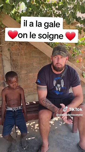 il a la gale on le soigne comme promis luis et laurens. mais se n'es pas tout ! #hopital #soigner #medicine #medical #medicament #enfant #maladie #gale