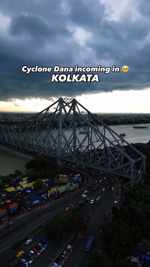 🇮🇳Suprotim Nandi on Instagram: "Cyclone Dana incoming in KOLKATA 🥺 Calm before the storm, stay indoors everyone. Cyclone Dana to hit West Bengal today. Stay Safe 🙏🏻 Scenes from Howrah Bridge, Calcutta. . . . . . . . #cyclonedana #kolkata #cyclone #howrahbridge #trending #storm #weatbengal #calcutta #reelsinstagram"