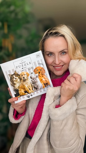 Kiedy te puzzle INTERDRUK S.A. do mnie trafiły, pierwsze co zrobiłam, to sprawdziłam… czy wyglądają tak dobrze, jak na opakowaniu. Okazało się, że jest w czym wybierać… i dla dzieci, i dla dorosłych. Ja wzięłam prostszy wariant i to był dobry wybór. Elementy są grube, dobrze wycięte, nic się nie strzępi i wszystko łączy się naprawdę w punkt. ✨ film powstał we współpracy z InterDruk Do tego te metaliczne akcenty wyglądają bardzo efektownie, szczególnie kiedy gotowy obraz łapie światło. Wtedy czło