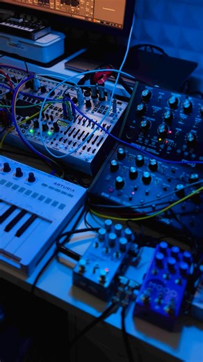 Geoffrey Graven 성 on Instagram: "Infinite double track sequencing with the Metropolix, leading both the Mother-32 (arps) and the Atlantis (bass). The arps are triggered in random order, using the Accum function to offset the pitch of selected steps in scale. I added a ratchet on one step with a reduced probability to make it even more alive. Drums from the Analog Rytm. #sung #synths #analoguesynth #eurorack #modular #generativemusic #intellijel #metropolix #moogmother32 #intellijelatlantis #mord