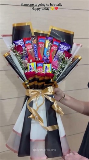 The perfect combination of sweetness and elegance. ❤️🌹 Fresh Roses🍫 Premium Chocolates✨ Customizable