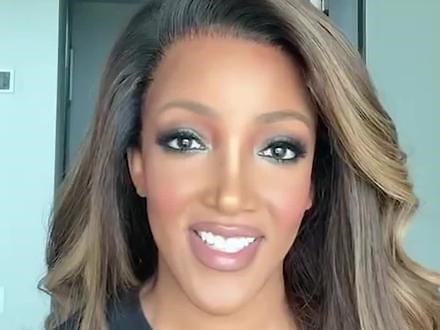 美国灵魂歌者、乡村音乐天后——@Mickey Guyton 米奇·盖顿 正式加盟《歌手2025》！5月16日起，每周五19:45现场直播！🎙️Mickey Guyton是首位获得格莱美“最佳乡村独唱表演”提名的黑人女性，是在超级碗与白宫登台献唱的“灵魂歌者”。代表作《Black Like Me》、《Remember Her Name》与《Nothing Compares To You》等唱出