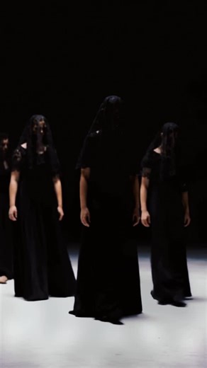 Espaço de artes Teatralizar on Instagram: "ATENÇÃO! ⚠️ O módulo 3 do curso de teatro para adultos do Espaço de Artes Teatralizar apresenta essa obra-prima de Lorca, sob a direção de Cláudio Lira. Prepare-se para mergulhar em um drama de opressão, desejo proibido e silêncio que grita. 📅 Quando: 5 e 6 de fevereiro 🕢 Horário: 19h30 📍 Onde: Teatro Hermilo Borba Filho Um espetáculo intenso, com trilha ao vivo, expressão poética e a força do talento dos nossos alunos. Não fique de fora dessa experi