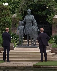 👑💖 “Every day, we wish she were still with us”: Prince William and Harry unveiled a statue of Diana, Princess of Wales, at Kensington Palace on what would have been her 60th birthday. In an emotional statement, they payed tribute to their mother: | DW Euromaxx
