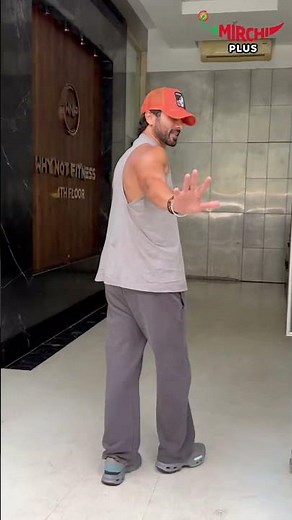 Shahid Kapoor's Muscles Are Next Level! 💪🔥 #shahidkapoor #viralvideo #bollywood