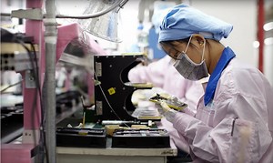 Apple supplier Foxconn replaces 60,000 workers with robots | AppleInsider
