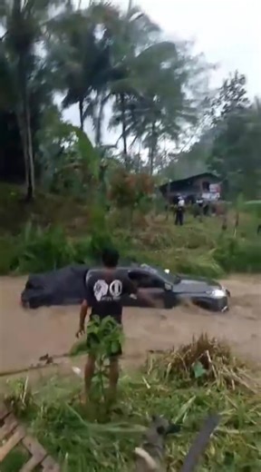 56K views · 231 reactions | SASAKYAN, INANOD NG BAHA SA MABINI, DAVAO DE ORO! ⚠️ WATCH: Isang itim na Toyota Hilux ang inanod ng rumagasang baha sa Purok 1 Manasa Antipan, Mabini, Davao de Oro dahil sa malawakang pag-ulan na nararanasan sa Mindanao dulot ng Low Pressure Area (LPA) ngayong Biyernes, Mayo 2, 2025. Agad namang nailigtas ng mga residente ang sakay ng nasabing sasakyan. I : Gerly Clor #FloodAlert #Mabini #DavaodeOro | Philippine Emergency Alerts | Facebook