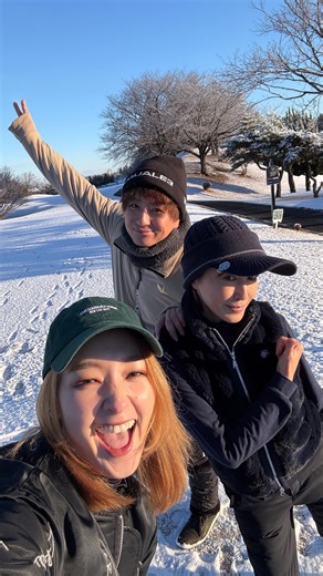 剛力彩芽 on Instagram: "*** 明けましておめでとうございます♡ 今年もよろしくお願いします❤️ 初めてのストリートスナップ…？🤭"