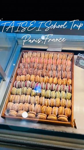 太成学院大学高等学校 on Instagram: "〜フランス🇫🇷旅〜 December 2025 TAISEI 製菓パティスリーコース2年生 フランス パリへ行く🇫🇷✈︎ 普段から沢山のお菓子を作っている 製菓パティスリーコースメンバー🍰 西洋菓子の本場フランスで、マカロンを 作ったり、『食』を楽しんだり、、、 エッフェル塔はやっぱり存在感抜群🗼✨ 楽しく美味しい時間を過ごせたパリ🇫🇷🥐 C'est super✨‼️ #フランス #修学旅行 #マカロン #パリ #エッフェル塔"