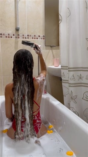 😱I DROWNED My Phone in the Bathtub While Washing My GIANT Hair! 😭 Total Disaster!