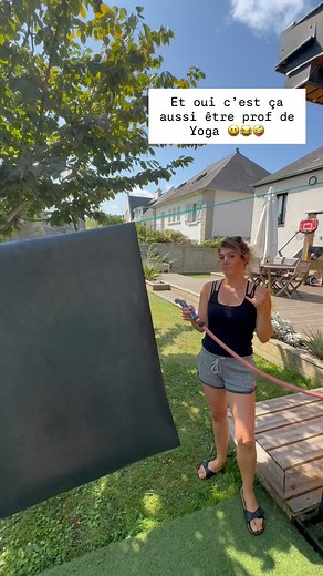 On a tous et toutes nos perceptions des métiers des autres. Souvent, les personnes pensent que le professeur de Yoga est toujours sur son tapis en cours ou en pratique perso. Ah ce serait tellement bien 😌. MAIS MALHEUREUSEMENT CE N’EST PAS LA RÉALITÉ 🫤😳😌. Dans les coulisses, en tant que prof de Yoga, il y a plein de choses, souvent sympas mais parfois carrément relou, à faire. Mais bon c’est pareil dans ton métier non?! #yoga #profdeyoga #profdeyogafrance #yogateacherslife😊 #hathayogateache
